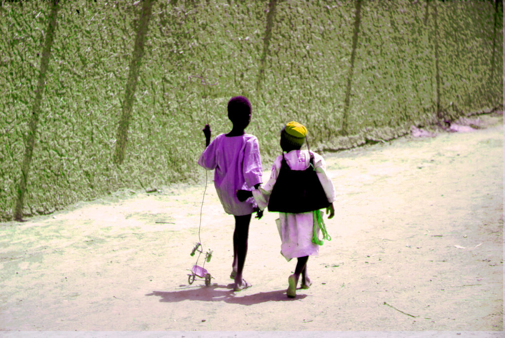 Les créations des enfants du Sahara.
En route vers l'école, sans oublié la voiture.