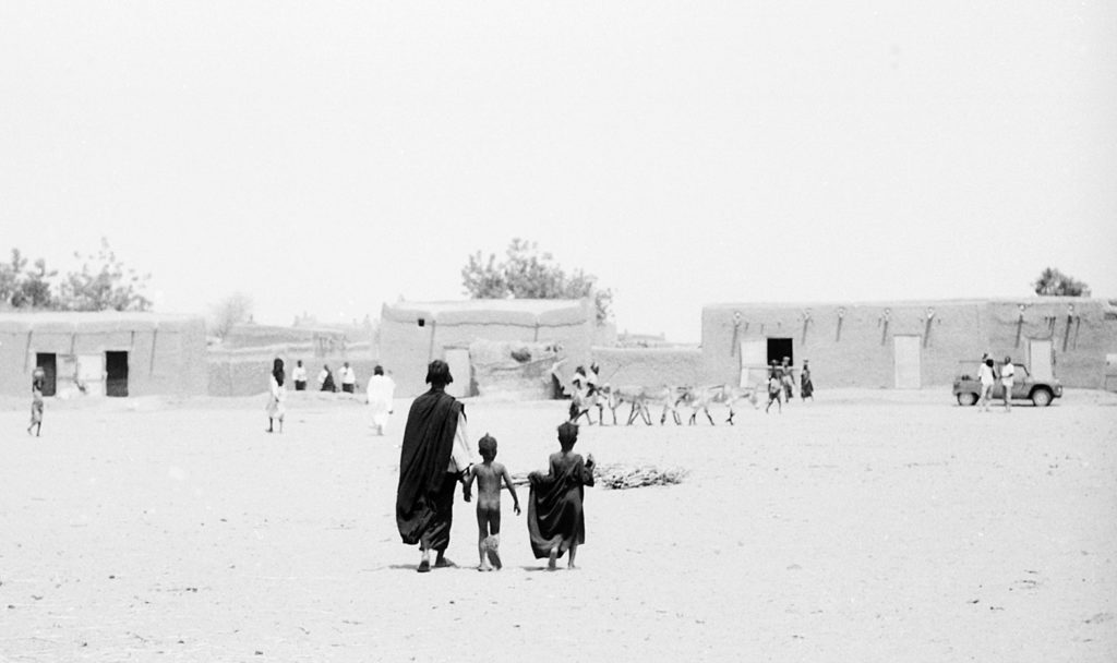 Les créations des enfants du Sahara: Aucune limitation d'espace mais des conditions climatiques difficiles.