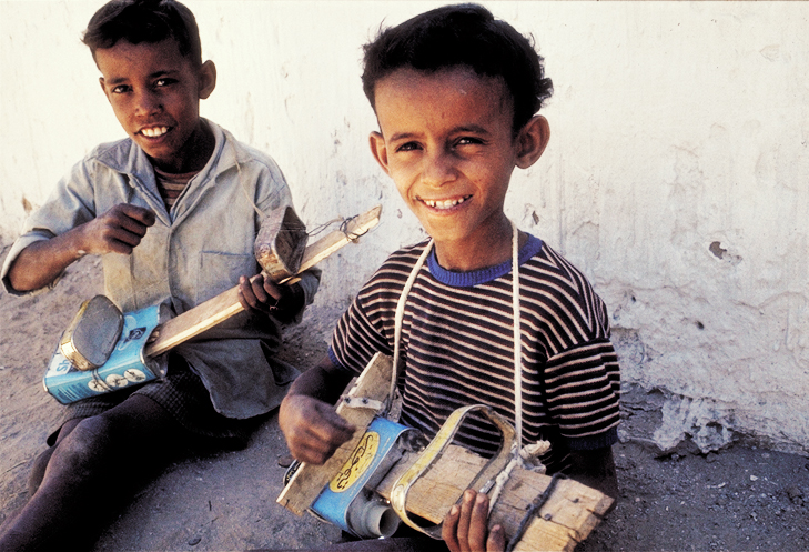 Les créations des enfants du Sahara.
La musique : le chant et la création d'instruments occupe une place importante dans la vie des enfants. 
